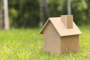 Yeşil çimenlerin üzerinde ahşap ev