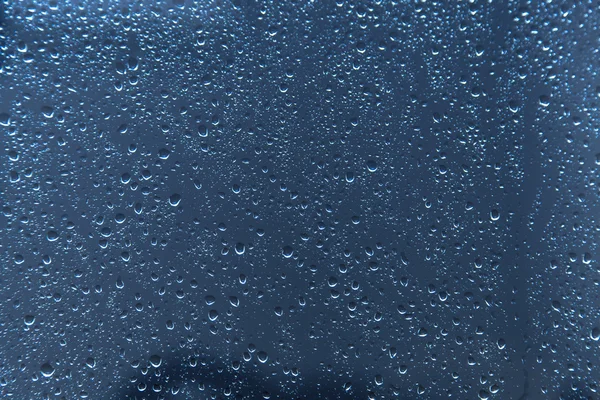ガラスの背景に雨滴が — ストック写真