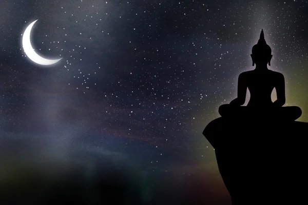 Estatua de silueta de Buda en el cielo nocturno fondo abstracto — Foto de Stock