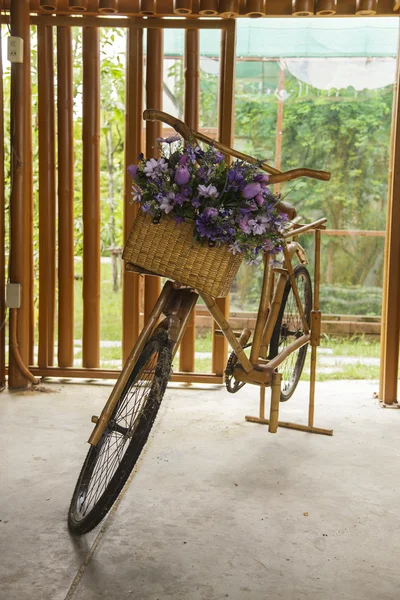 Kwiaty w koszyku zabytkowych drewnianych rowerów — Zdjęcie stockowe