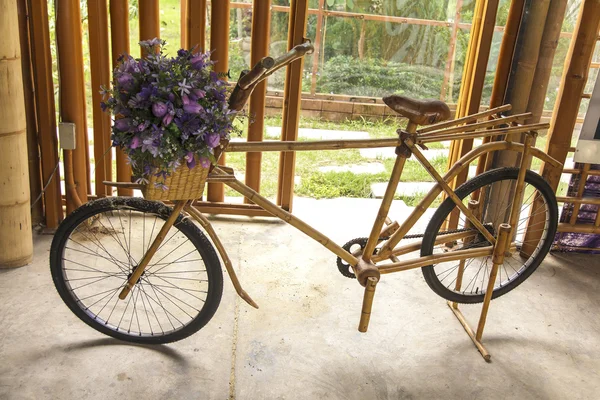 Цветок в корзине из старинных деревянных велосипедов — стоковое фото