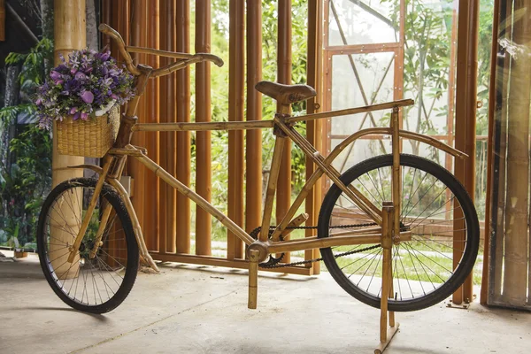 Цветок в корзине из старинных деревянных велосипедов — стоковое фото