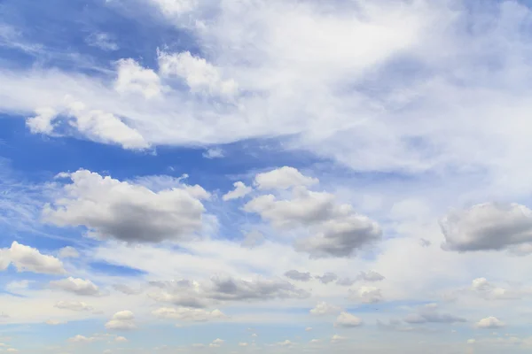 Nuvens brancas no céu azul — Fotografia de Stock