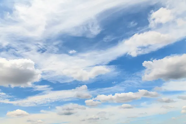 Nuvens brancas no céu azul — Fotografia de Stock