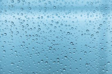 Cam zemin üzerinde yağmur damlaları