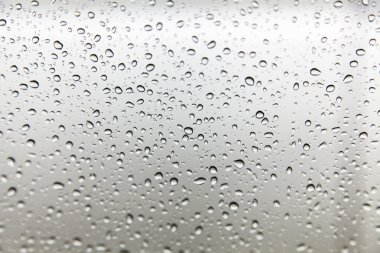 Cam zemin üzerinde yağmur damlaları