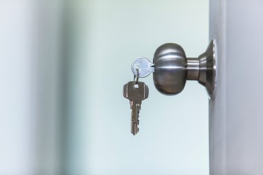 açık kapı ile anahtar taşı