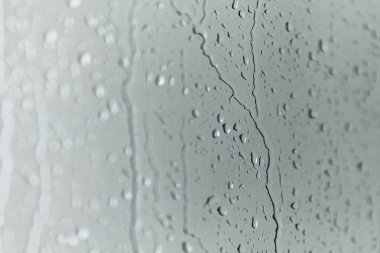 Cam zemin üzerinde yağmur damlaları