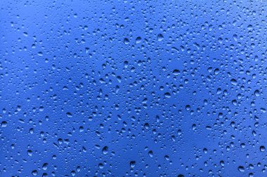 Cam zemin üzerinde yağmur damlaları