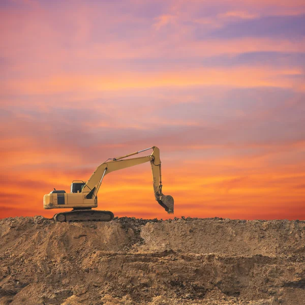 Excavadora trabajando en una obra de construcción —  Fotos de Stock