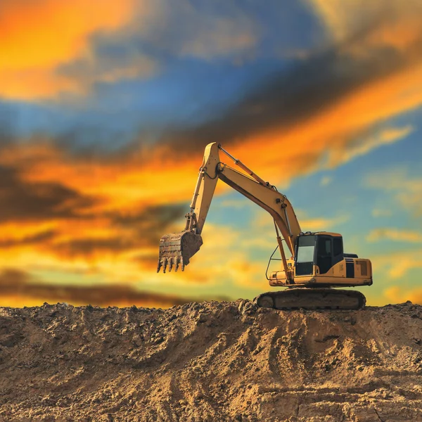 Excavadora trabajando en una obra de construcción —  Fotos de Stock