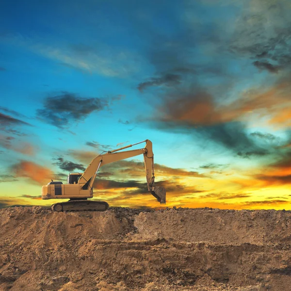 Excavadora trabajando en una obra de construcción —  Fotos de Stock