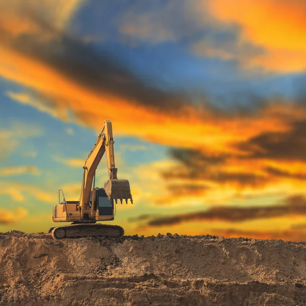 Kazıcı inşaat alanında çalışıyor. — Stok fotoğraf