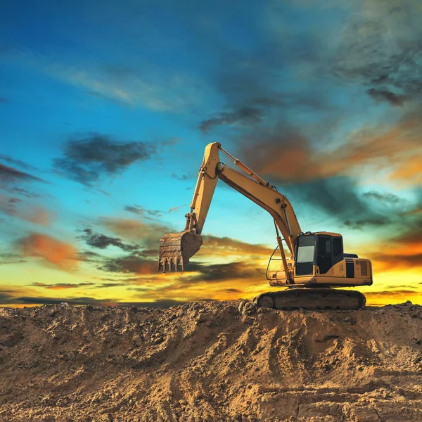 Escavadeira trabalhando em um canteiro de obras — Fotografia de Stock