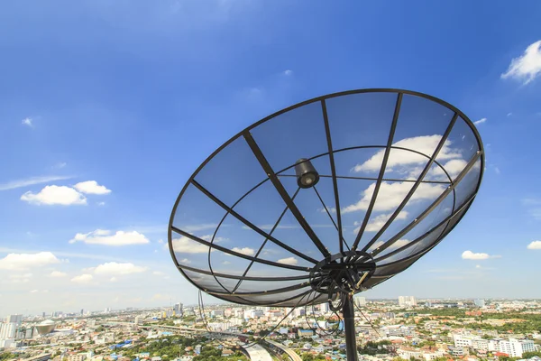 Antena parabólica no céu azul — Fotografia de Stock