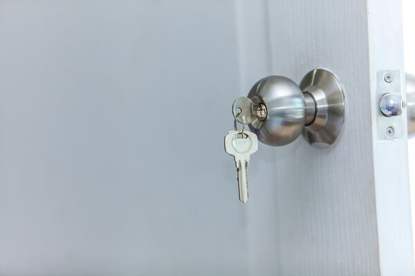 Открытая дверь с ключами
