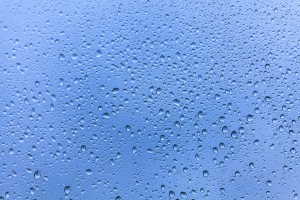 Gotas de chuva no fundo de vidro — Fotografia de Stock