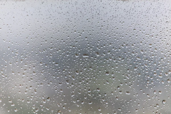 Gotas de lluvia sobre fondo de vidrio — Foto de Stock