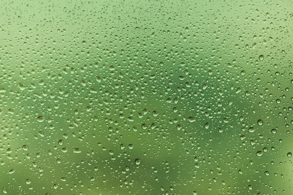 Капли дождя на стеклянном фоне — стоковое фото