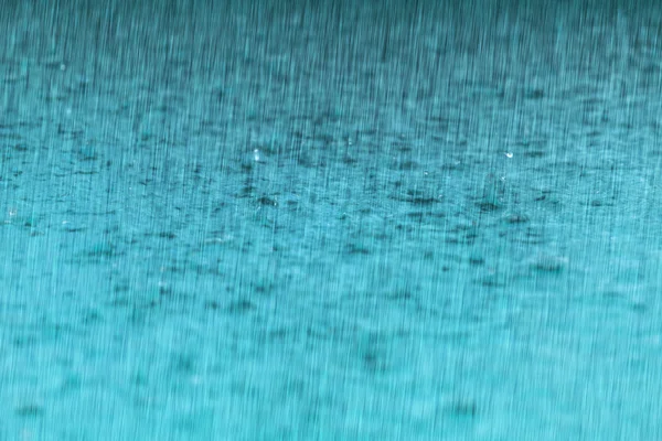 Queda de água da chuva caindo no chão na estação chuvosa — Fotografia de Stock