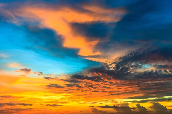 Schoonheid zonsondergang met blauwe en oranje wolken — Stockfoto