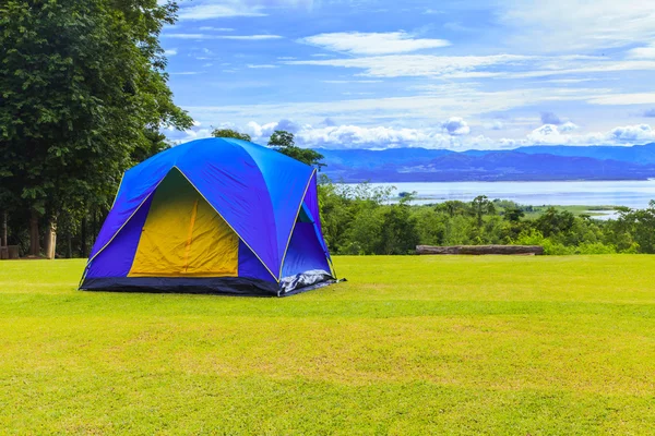 Camping på resmål på landsbygden — Stockfoto