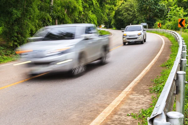 Bewegungsunschärfe von Autos auf kurvenreicher Straße — Stockfoto