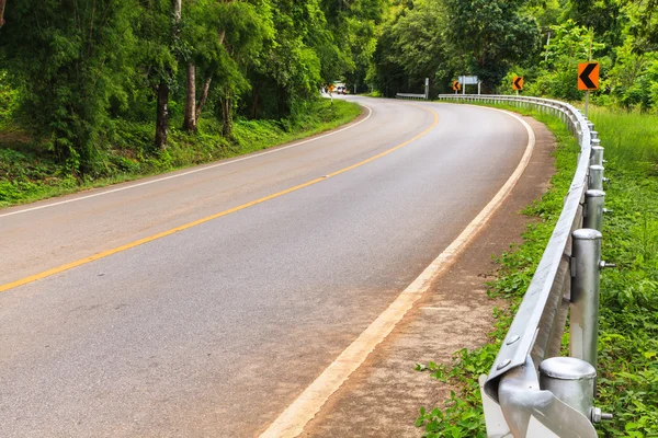 Route sinueuse sur les destinations à la campagne — Photo