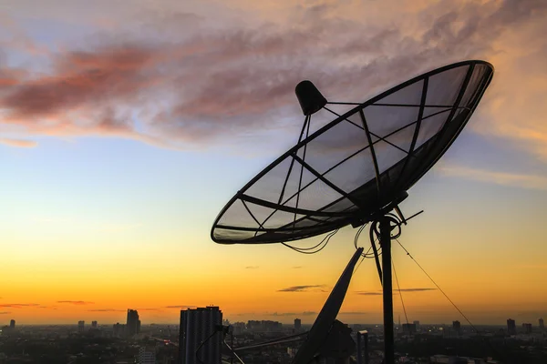 Satellite dish himlen i twilight i staden — Stockfoto