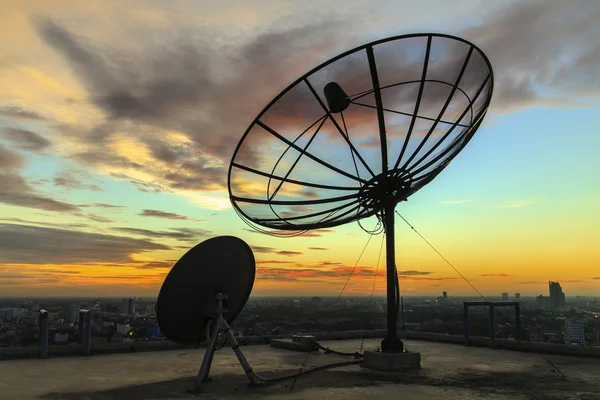 Satellite dish himlen i twilight i staden — Stockfoto