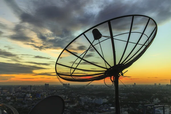 Satellite dish himlen i twilight i staden — Stockfoto