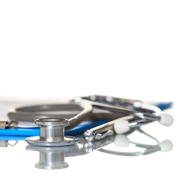 Medizinische Geräte auf weißem Hintergrund — Stockfoto