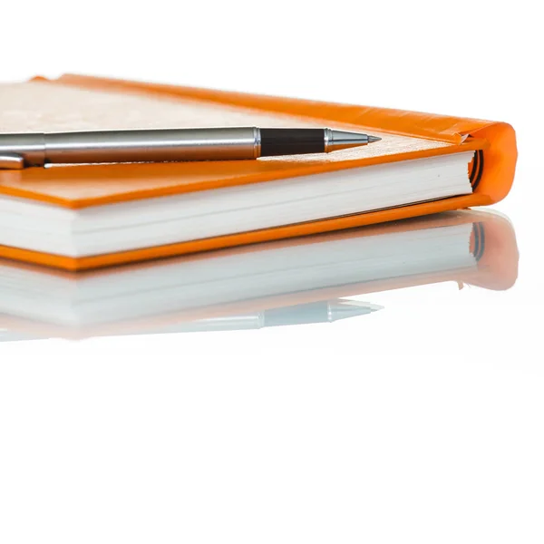 Anteckningsbok och penna på vit bakgrund — Stockfoto