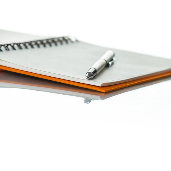 Anteckningsbok och penna på vit bakgrund — Stockfoto