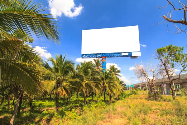 Billboard grande al aire libre en blanco —  Fotos de Stock