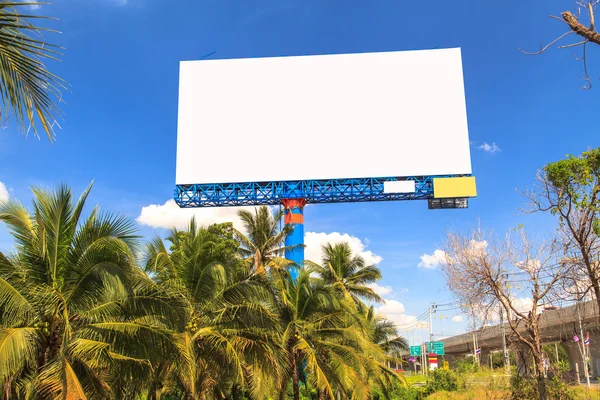 Billboard grande al aire libre en blanco — Foto de Stock