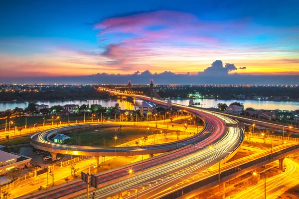 Paisagem da ponte Nonthaburi durante o crepúsculo — Fotografia de Stock