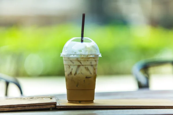 屋外でアイス コーヒー — ストック写真