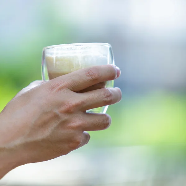 Copa de café con leche en al aire libre — Foto de Stock