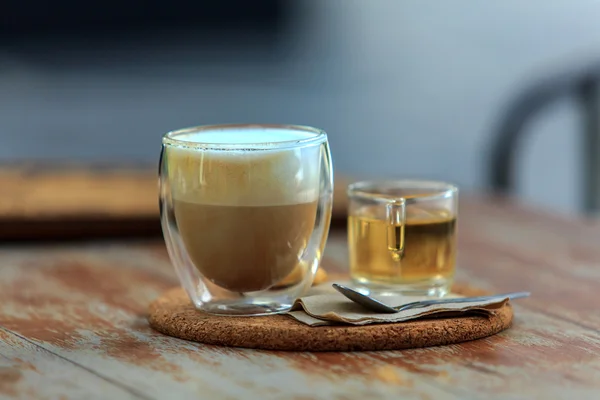 Glas av Latte kaffe i utomhus — Stockfoto