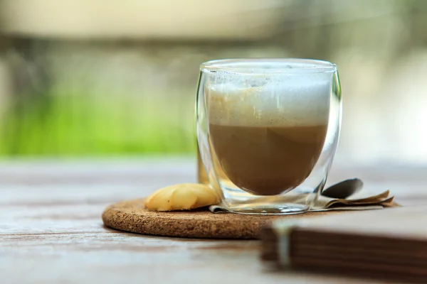 Glas av Latte kaffe i utomhus — Stockfoto