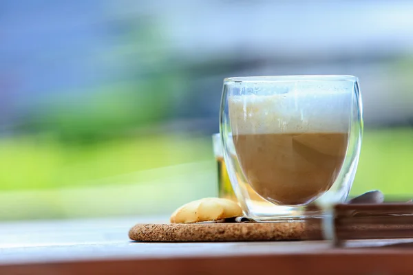 Szkło z Latte Coffee w odkrytym — Zdjęcie stockowe