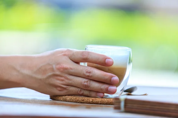 Copo de café Latte no exterior — Fotografia de Stock