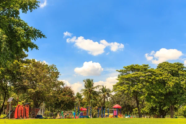 Krásný park na modré obloze — Stock fotografie