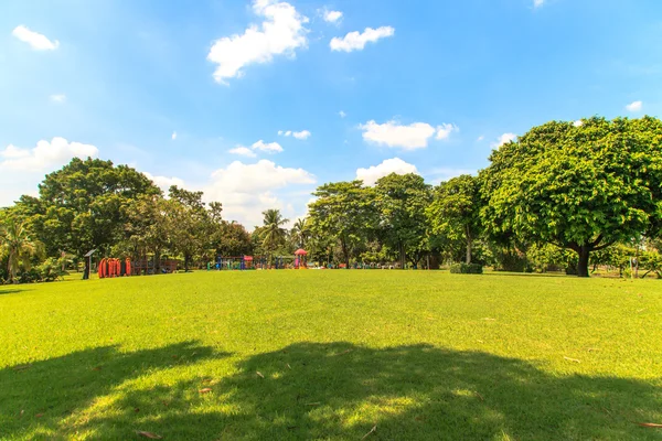 Krásný park na modré obloze — Stock fotografie