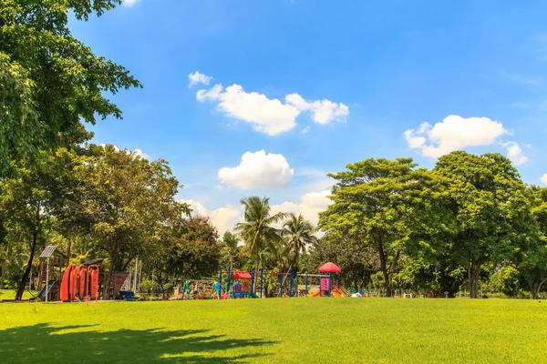 Piękny park nad niebieski niebo — Zdjęcie stockowe