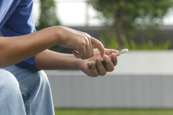 Man met mobiele telefoon — Stockfoto