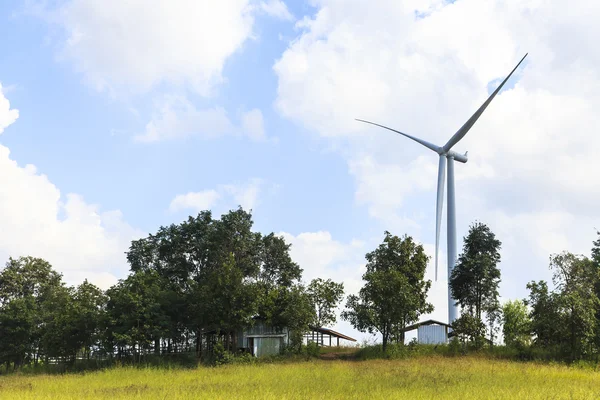 Rüzgar türbin yenilenebilir enerji kaynağı yaz manzara mavi gökyüzü ile — Stok fotoğraf