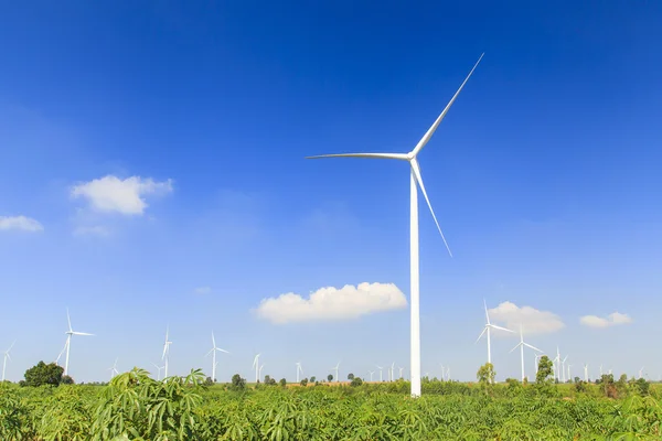 Rüzgar türbin yenilenebilir enerji kaynağı yaz manzara mavi gökyüzü ile — Stok fotoğraf