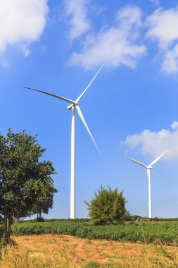 Rüzgar türbin yenilenebilir enerji kaynağı yaz manzara mavi gökyüzü ile